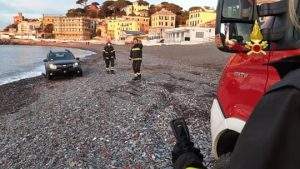 auto 2 sulla battigia a genova