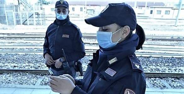 Furti sui treni in Liguria, 2 arresti. 22enne ruba uno scooter a Genova