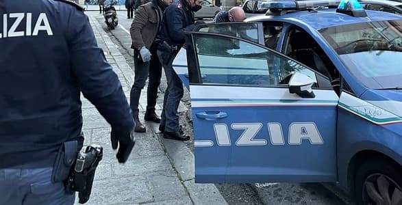 Li hanno arrestati dentro un armadio e sotto il letto a Genova