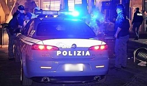 Savona, colpisce una donna e poi aggredisce gli agenti, arrestato