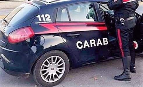 Gli strappa il cellulare di mano ma viene arrestato dai carabinieri di Albisola