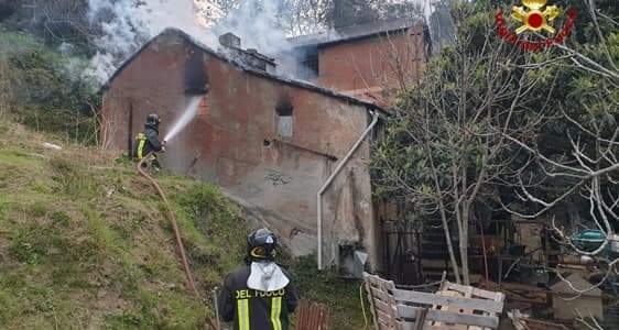 Incendio in una stalla a Genova, muoiono due asini e un cavallo