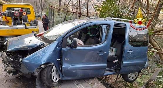 Incidente a Recco, restano in bilico sulla scarpata