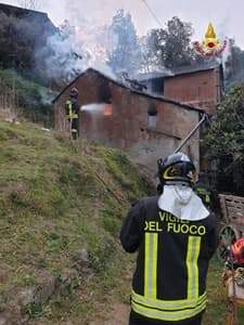 Genova incendio in un stalla