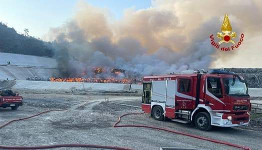 Brucia la discarica di Scarpino sulle alture di Genova