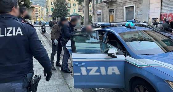 Cerca di rubare tablet a bimbo nel passeggino, 37enne arrestato a Sottoripa