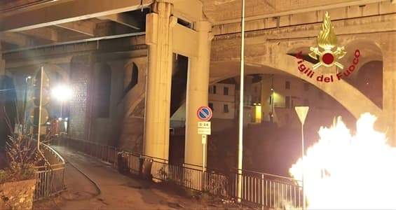 Brucia un cassonetto a Isola del Cantone, pericolo tubazione gas