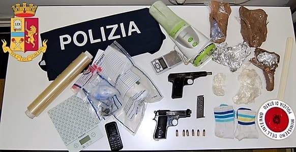 Savona arrestato pusher 67enne con eroina, cocaina e due pistole