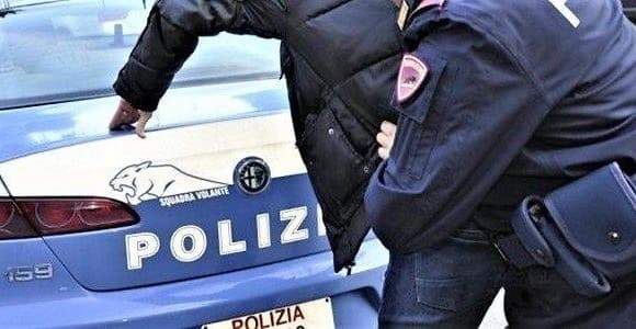 Vede la Polizia e butta un etto di cocaina in piazza della Nunziata