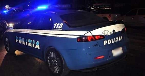 Savona movida, minaccia gli agenti con un cavalletto e viene denunciato