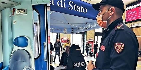 Arrestato sul treno con 8 dosi di eroina e crack nascosti in bocca