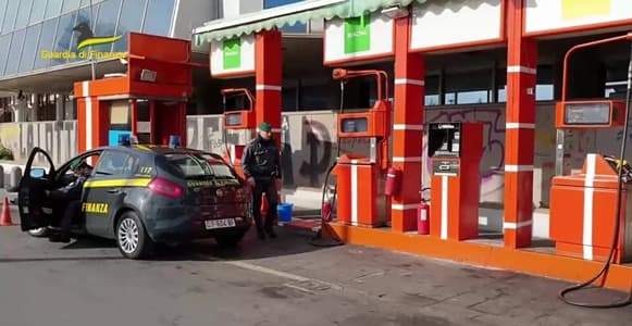 Finanza controlli su illeciti nel costo di carburante per autotrazione