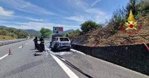 Liguria 1 Auto a fuoco sulla A12