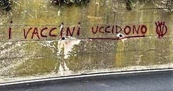 Savona, scritte offensive no-vax contro i medici. L’Ordine: 370 sono morti