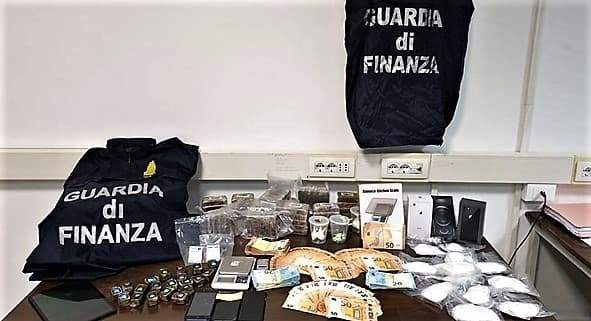 Savona, spacciava nel suo negozio di gastronomia, droga nel frigo