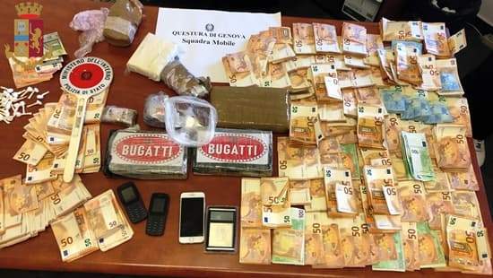 Corriere per clienti Vip arrestato a Carignano, sequestro 4 Kg cocaina e 105mila euro