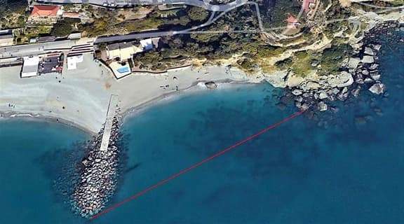 Vietato il mare di fronte la scogliera di loc. Torre ad Albisola