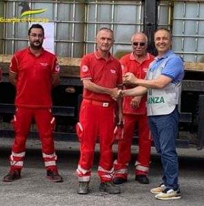 Asti 1 Consegnati alla croce rossa due autoarticolati e 28