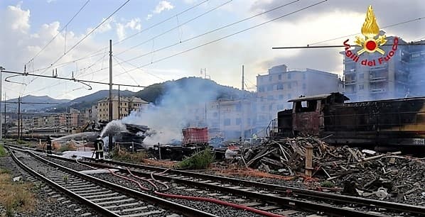 Fiamme al parco ferroviario di Rivarolo, bruciano traversine e locomotiva