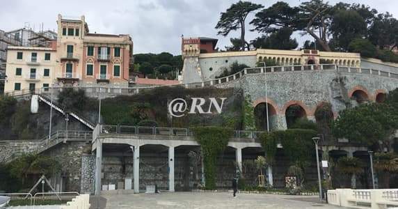 Si sente male sul lungomare Crocetta a Celle Ligure, 80enne al Santa Corona