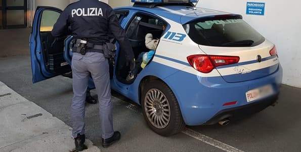 Cammina in mezzo alla strada e prende a pugni motociclista e poliziotti