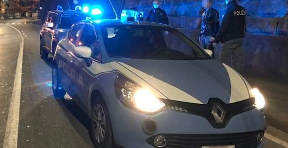 La ex è fuori per lavoro e lui si insedia in casa, arriva la Polizia e li aggredisce