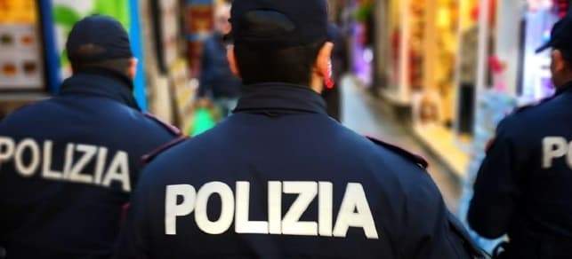 Pusher con decine di dosi scappa tra i vicoli ma viene arrestato