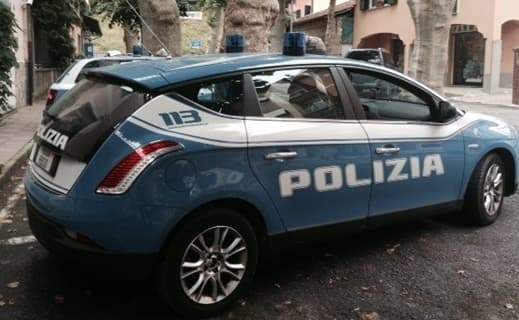 Savona, rapina e colpisce un uomo con una bottiglia, arrestato