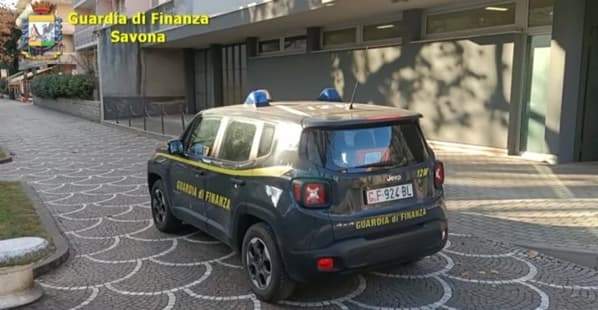 Savona, Finanza sequestra beni e conti a società di commercio auto