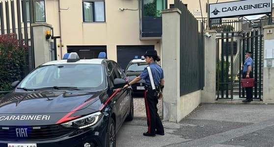 Botte alla moglie di fronte alla figlia minore, 43enne arrestato a Ceriale