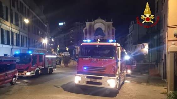 Incendio in appartamento a Genova, un vicino tra le fiamme salva una persona