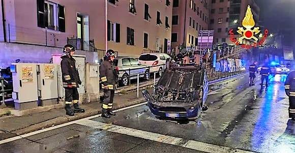 Trentenne si ribalta con l’auto di fronte al San Martino di Genova