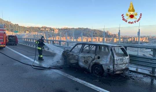 Auto in fiamme sul ponte San Giorgio, intervento Vigili del fuoco