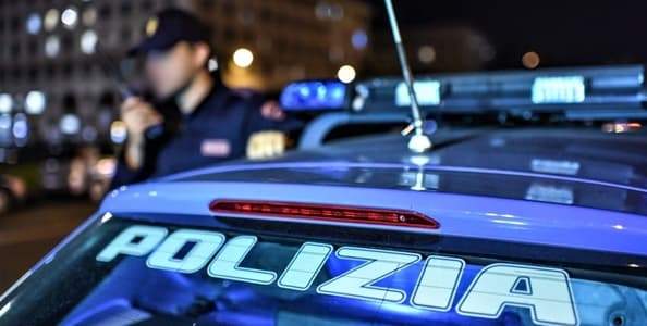 La ex non gli apre, lui fa un buco nella porta ed entra, 43enne arrestato