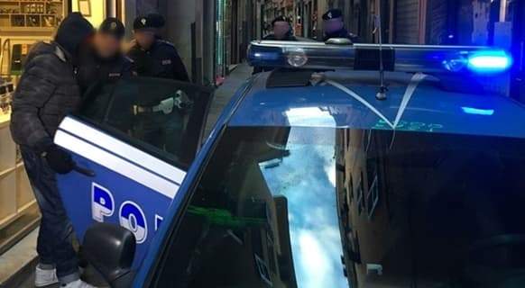 Preso in via Prè con 31 dosi tra eroina e cocaina, violento scontro con la Polizia