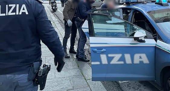 Ricercato per furti si imbatte in un agente che lo riconosce, arrestato a Genova