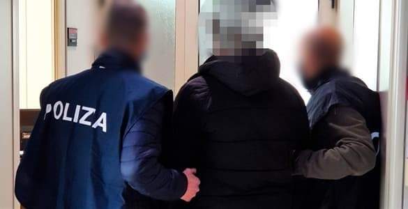 Rifiuta la droga e viene colpito con una forbice, arrestato 32enne a Sottoripa