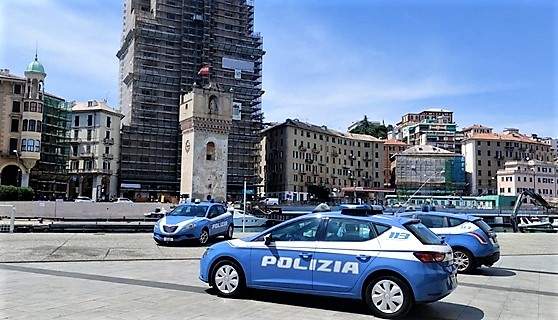 Savona, la Polizia controlla 300 persone, 2 denunce, sequestro droga e armi