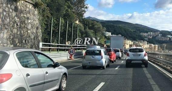 Incidente auto – moto sulla A10 tra Pegli e Aeroporto, motociclista in codice rosso