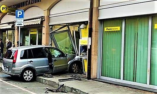 Dopo incidente alle Poste di Borgio Verezzi i cittadini vanno a Pietra Ligure