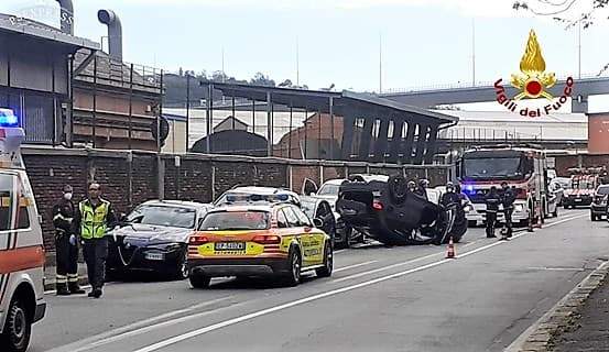 Auto con donna e due figli si ribalta in corso Perrone a Genova