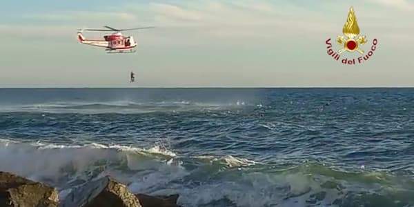 Fanno il bagno a Nervi e non rientrano dal mare mosso, soccorsi dai Vigili del fuoco