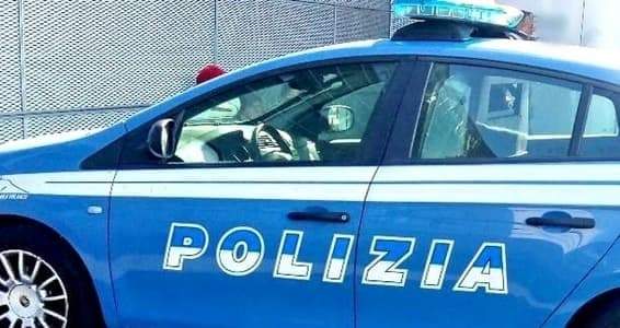 Importuna i clienti in focacceria di corso Sardegna e colpisce un poliziotto