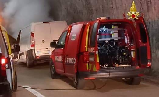 Furgone in fiamme sulla A7 allacciamento A10 Genova – Ventimiglia