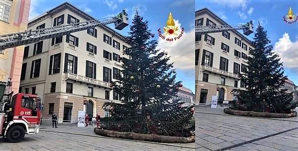 Decorazioni pericolanti, intervento Vigili del fuoco in piazza de Ferrari