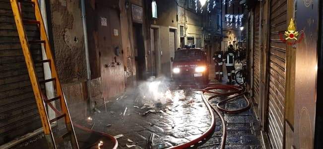 Fuoco in via Prè, brucia camera in hotel, 5 in ospedale per fumo e ustioni