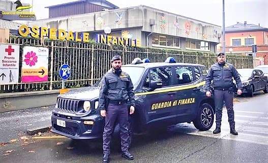 Auto di corsa in ospedale, finanzieri Alessandria salvano vita a neonata