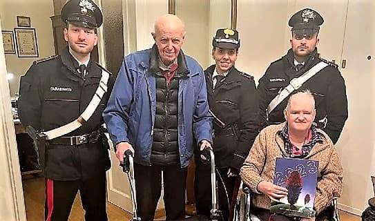 Una bella storia: carabinieri aiutano anziano 96enne in difficoltà