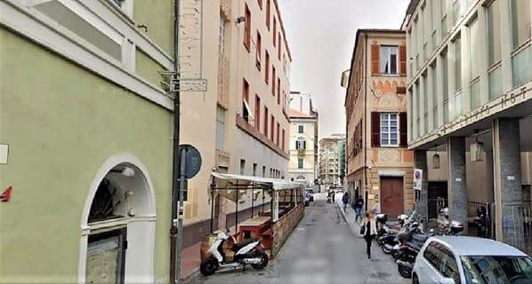 Aggressione in centro a Savona, un ferito in codice rosso al San Martino