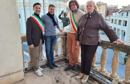 Donno dona a Stella una scultura in onore di Sandro Pertini